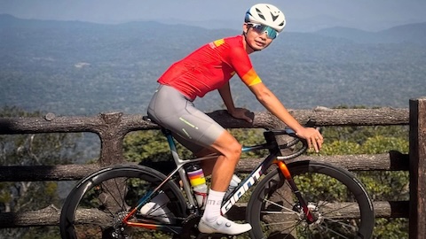 ĐT xe đạp Việt Nam bất ngờ bị voi rừng cản đường